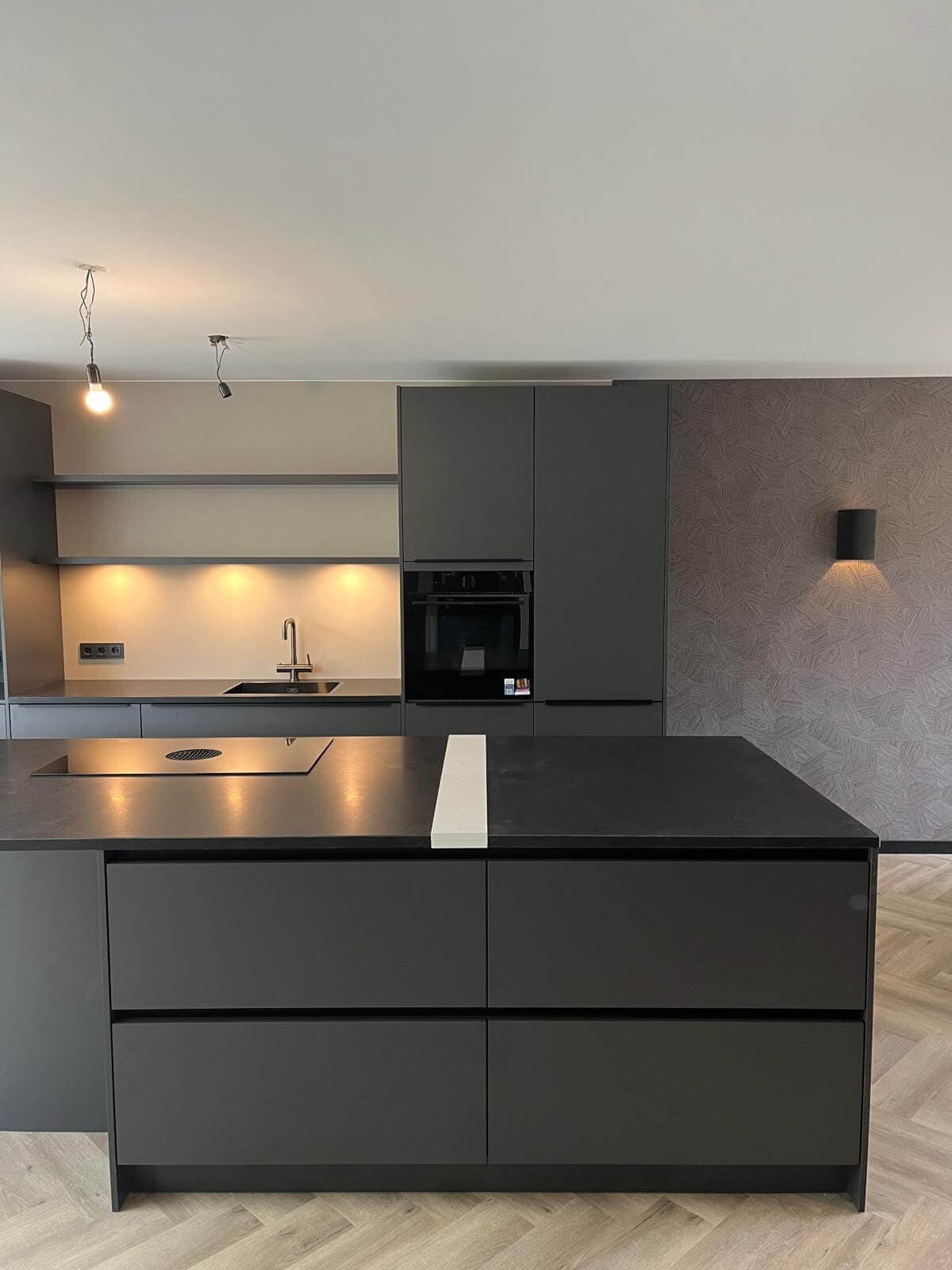 Moderne keuken installatie door Van Kaathoven