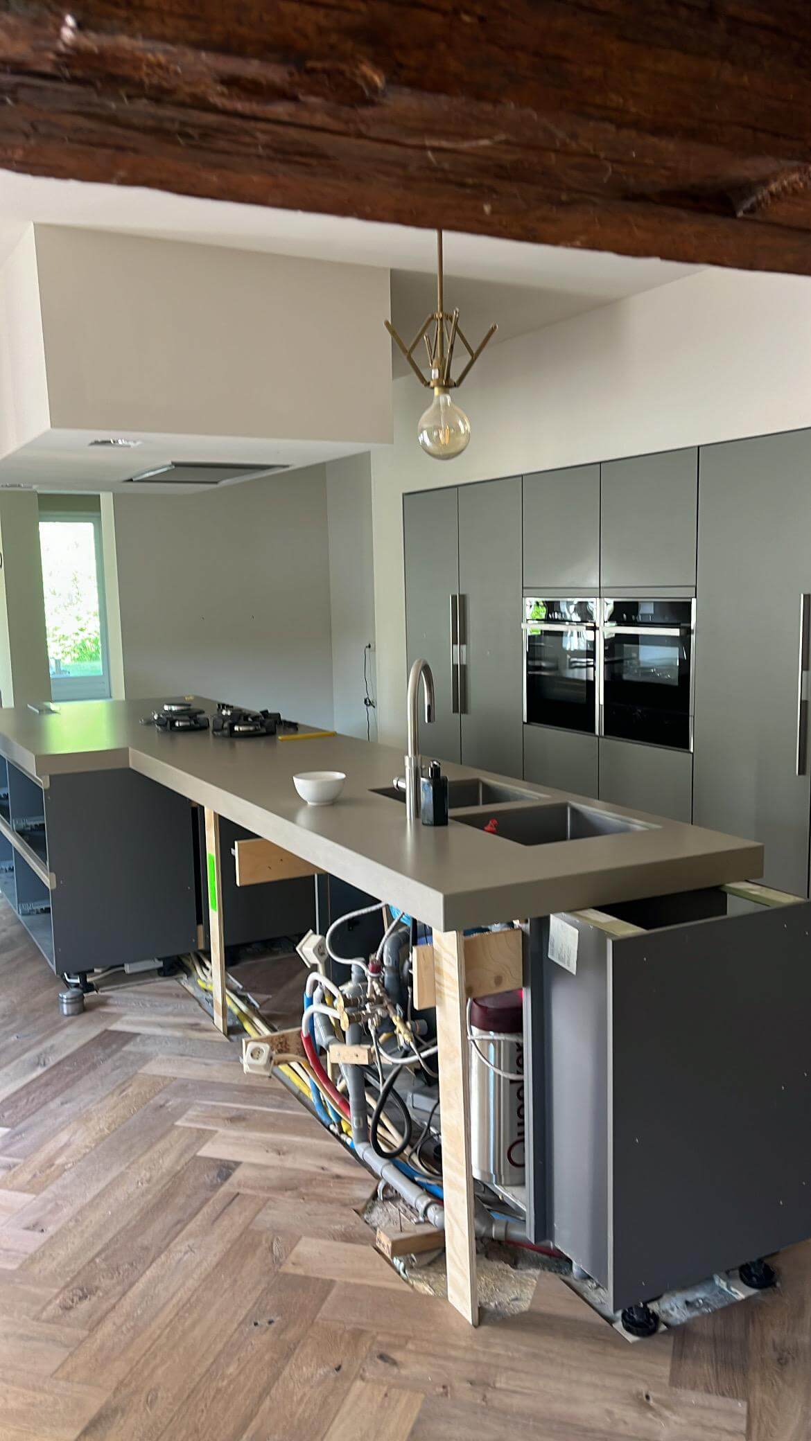 Keuken voor renovatie - waterschade aan vloer zichtbaar